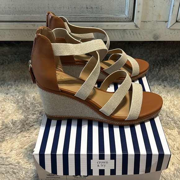 Brand new heeled wedge - Picture 2 of 3